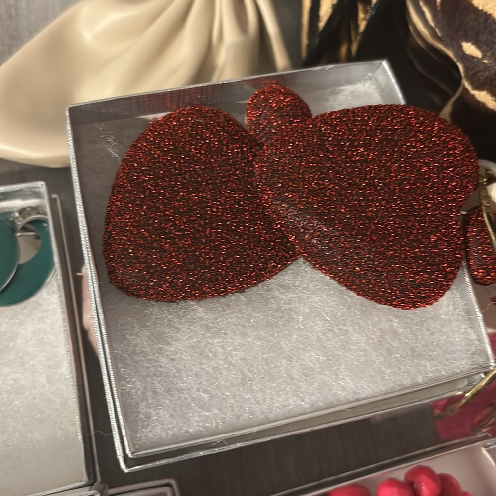 Red Heart ❤️ Shape earrings - Picture 6 of 7